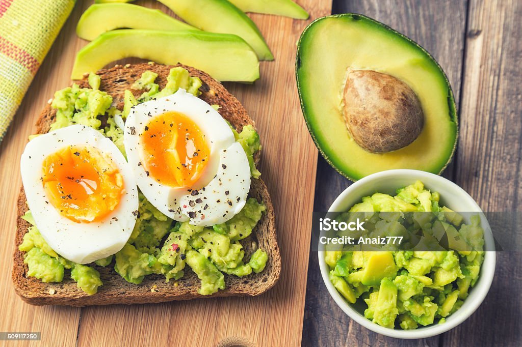 Avocado toast com ovos mexidos